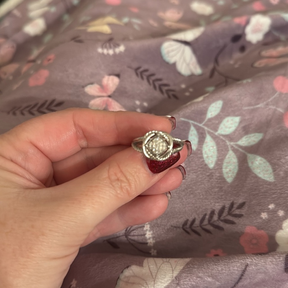 EUC size 8 diamond sterling silver ring with pouch - Picture 5 of 8